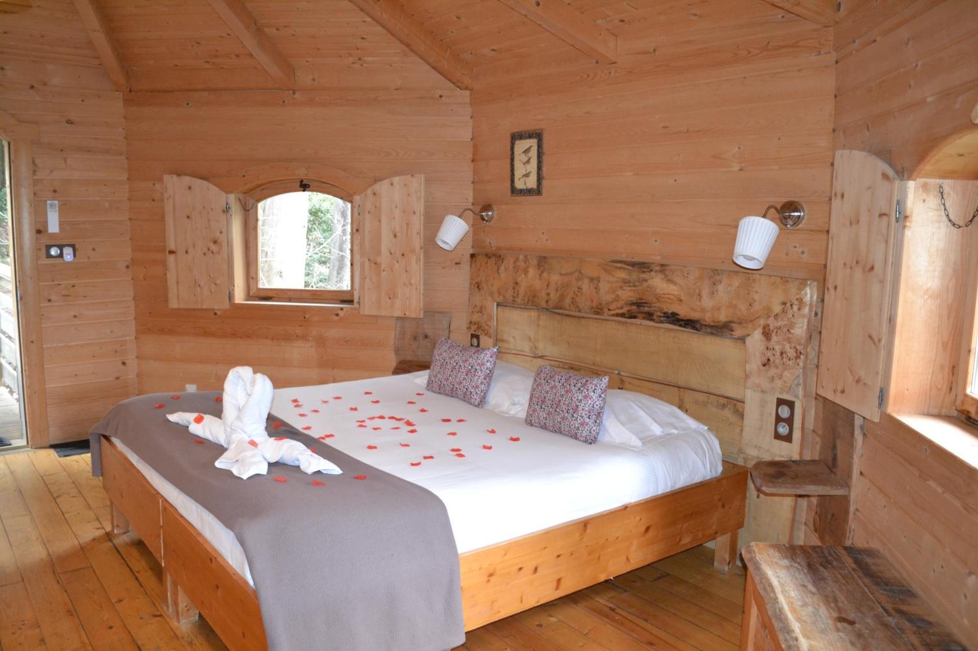 Les Cabanes Dans Les Bois Logis Hotel Villedubert Exterior foto